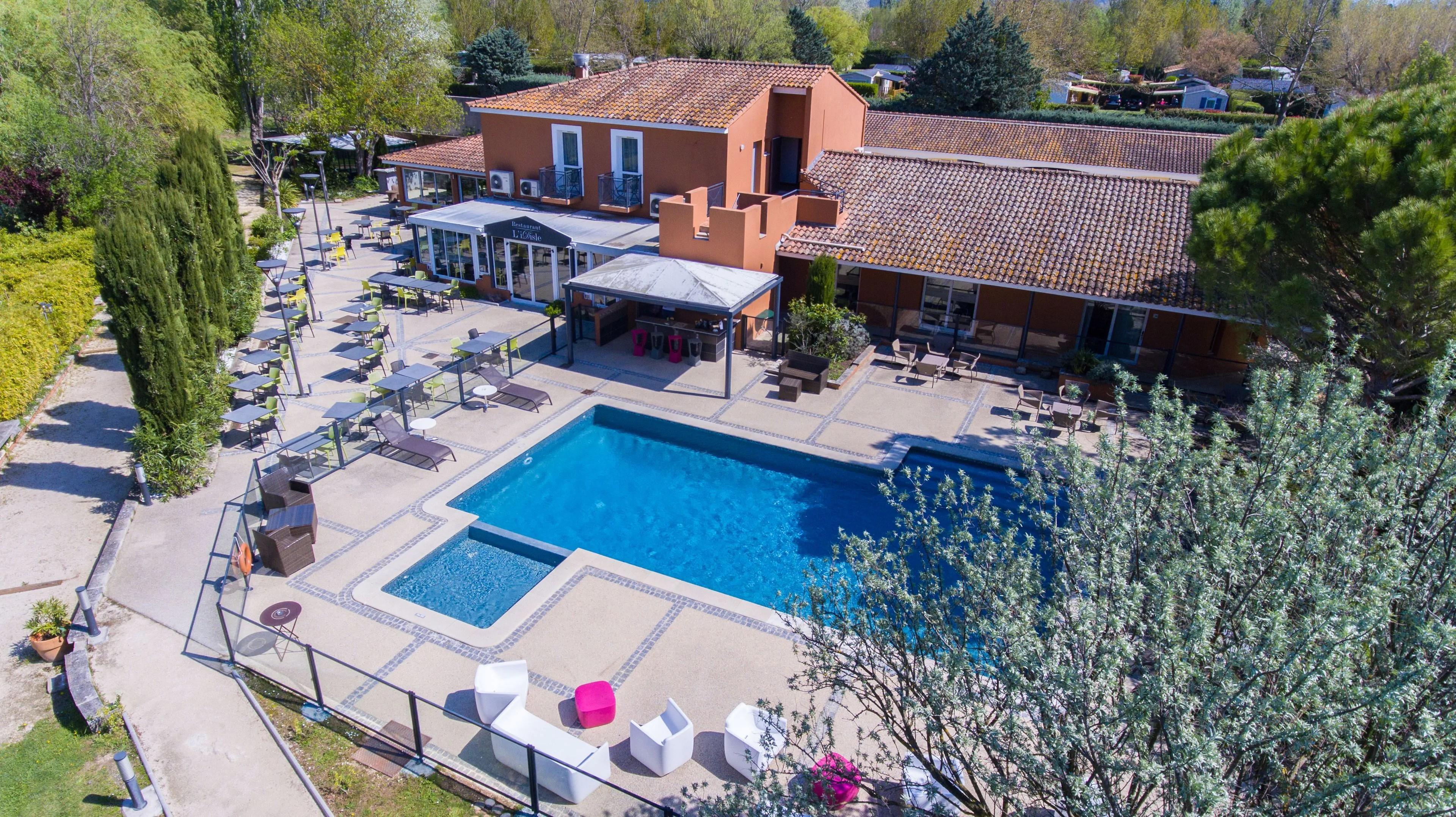 Sowell Hotels Domaine De La Petite Isle L'Isle-sur-la-Sorgue Exterior photo