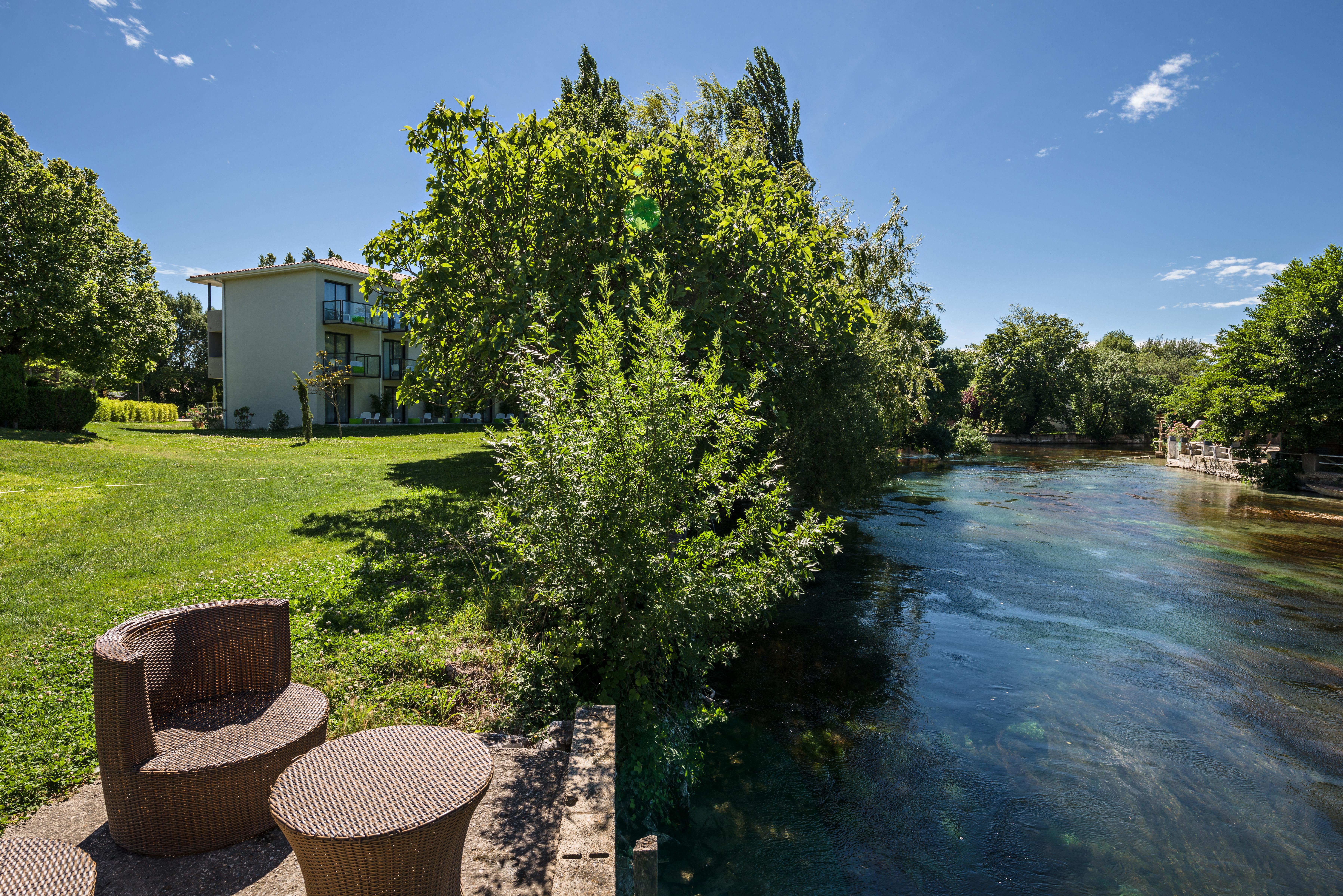 Sowell Hotels Domaine De La Petite Isle L'Isle-sur-la-Sorgue Exterior photo