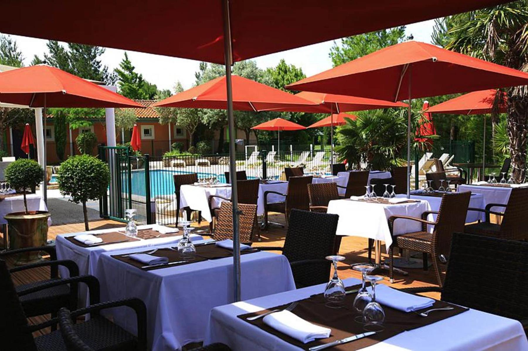 Sowell Hotels Domaine De La Petite Isle L'Isle-sur-la-Sorgue Exterior photo